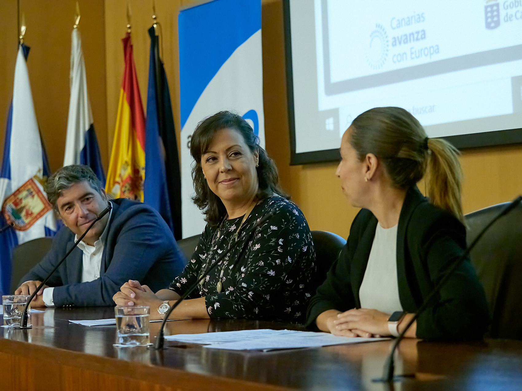 Victoria López (c), vicepresidenta de Ashotel, y Rosana Melián, directora general de Energía del Gobierno de Canarias, junto a Enrique Padrón, director de Innovación de Ashotel.